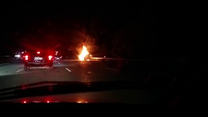 Voiture en feu sur l'autoroute
