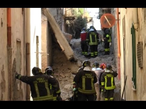 Torre Annunziata (NA) - Crollo di un palazzo, 2 feriti -2- (28.08.14)