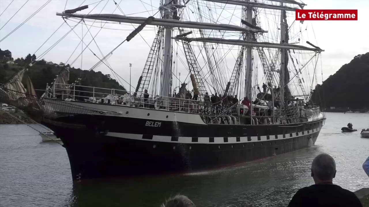 Saint-Brieuc. Le Belem entre dans le port du Légué
