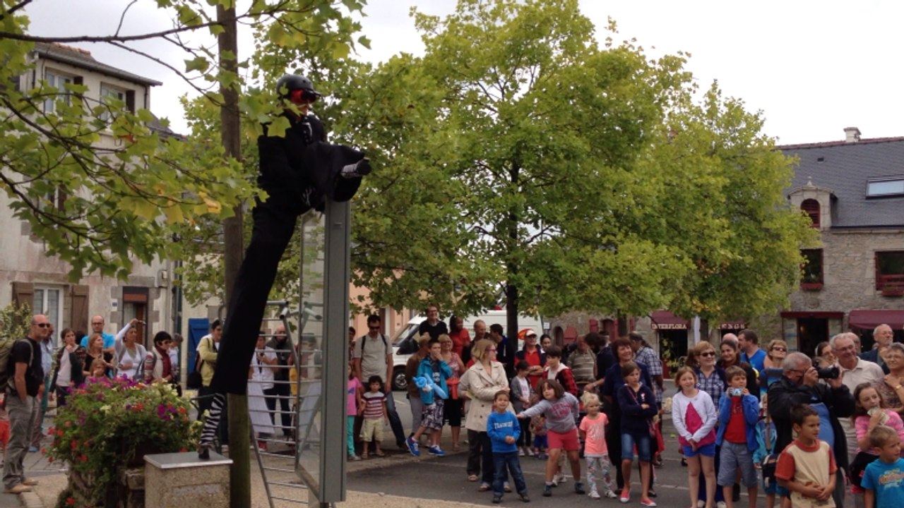 Les spectacles prennent place dans les rues aux Festives Halles
