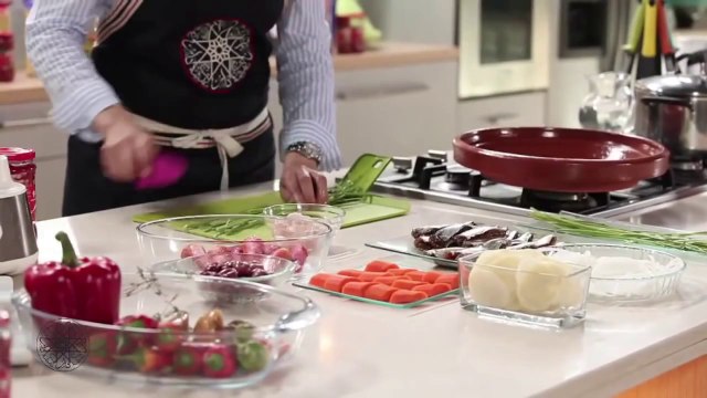 Cuisine Marocaine Tajine de sardines et piments farcis شميشة طاجين السردين والفلفل (HD)