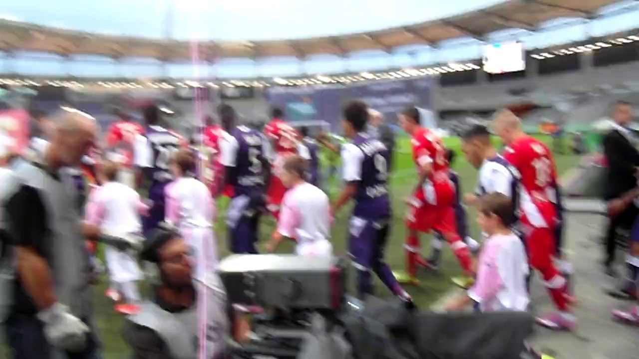 Entrée des enfants avec les joueurs du TFc et d'Evian.