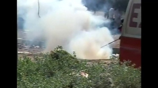 Police, demonstrators come to blows in Islamabad