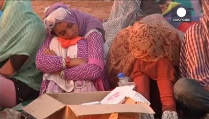 Pakistan: decine di migliaia chiedono dimissioni premier. Islamabad in fiamme