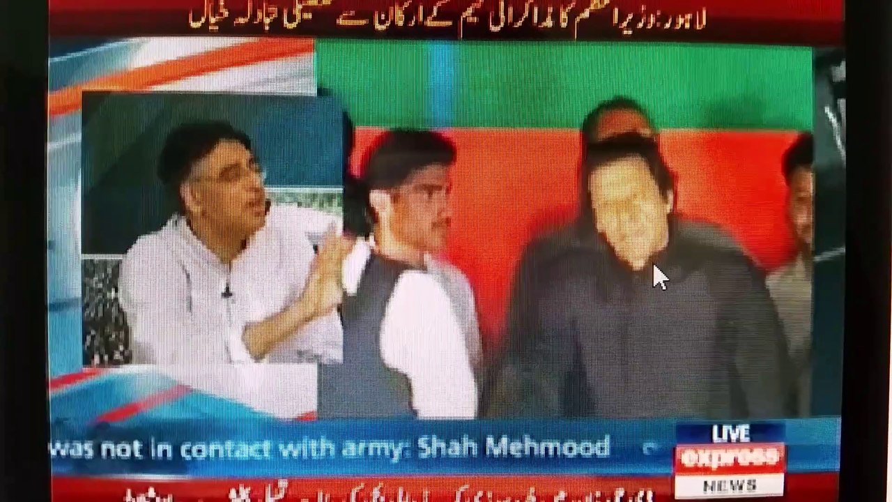 Javed Hashmi and Imran Khan having arguments on stage in Azadi March.