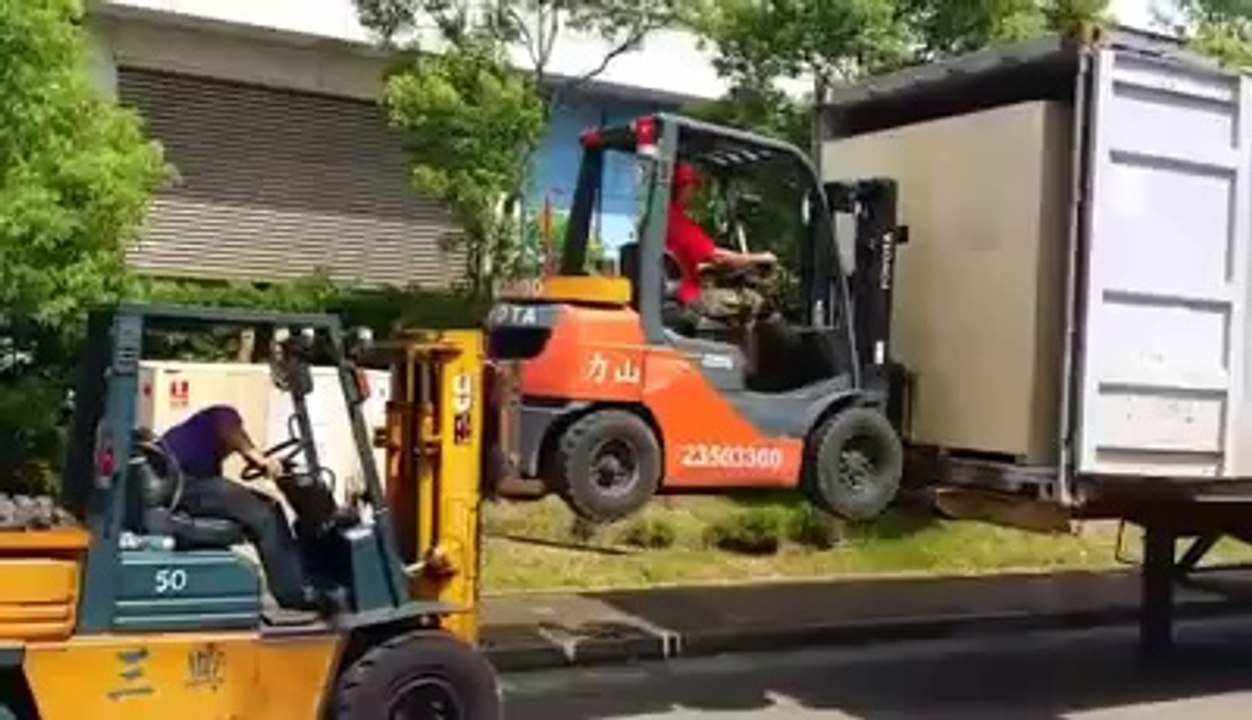 フォークリフトのプロフェッショナルの凄技