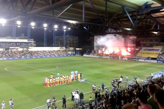 Η είσοδος των δύο ομάδων στον αγωνιστικό χώρο για τη σέντρα