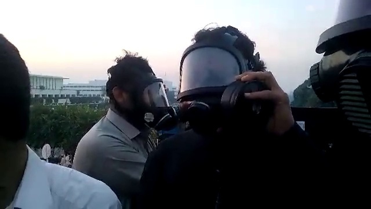 Imran Khan wearing mask addresses in Red Zone