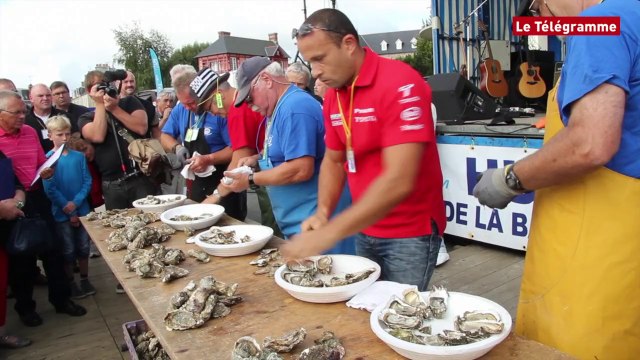 Paimpol. Fête de l'huitre. A celui qui l'écaillera le plus rapidement !