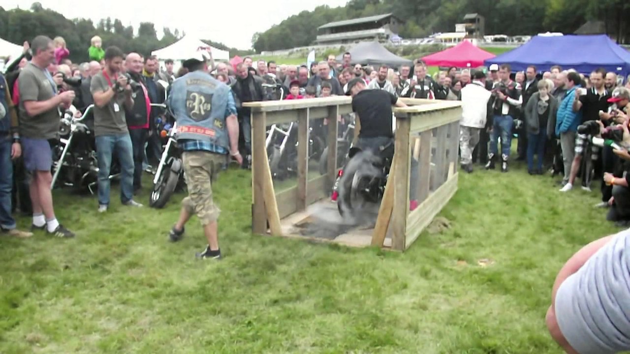 Bagnoles Bikes Show 2014 : burn !