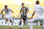 Com golaço de Daniel, Botafogo vence o Santos e se afasta da zona