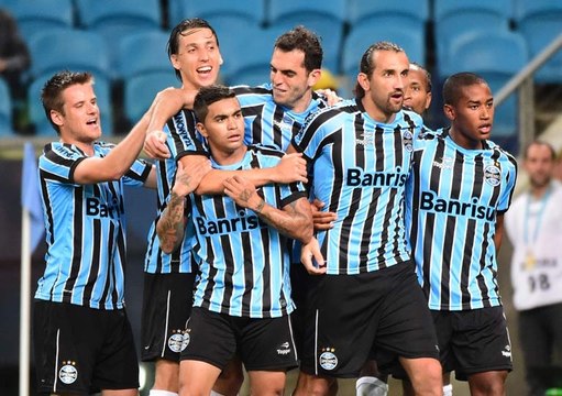Grêmio vence Bahia e se aproxima do G4