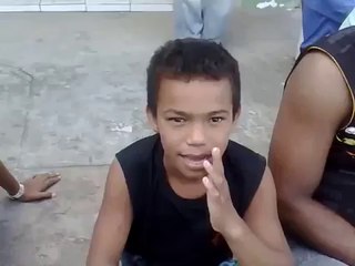 Un gamin imite le bruit d'une sirène de police!