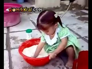 Hamur Yoğuran Hamarat Küçük Kız