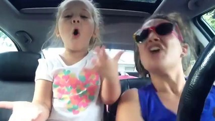 Tatlılıkta level atlamış anne ve kızın düeti