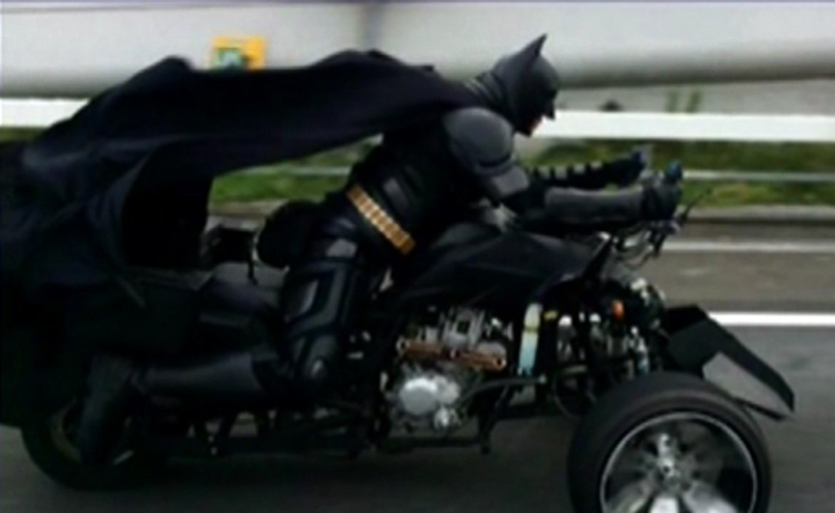 Batman aperçu en moto à Tokyo - ZAPPING AUTO DU 01/09/2014