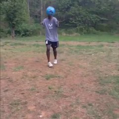 Un homme sans bras se transforme en véritable surdoué du football freestyle !