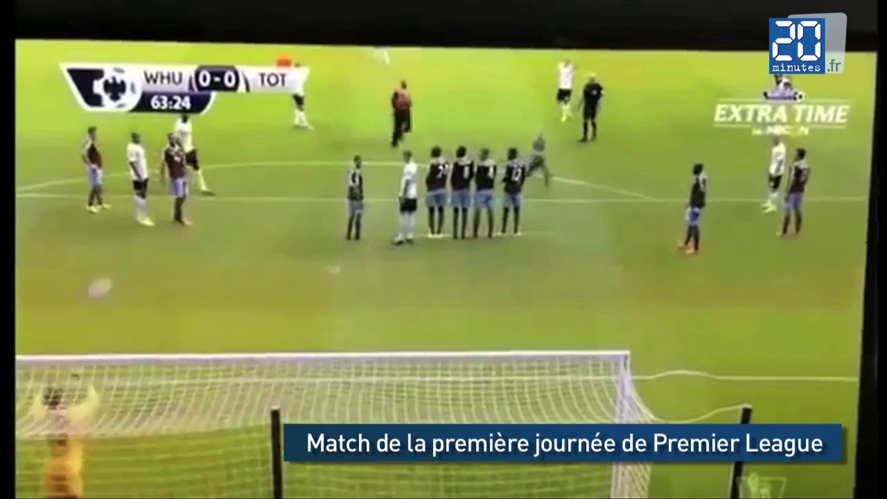 Un supporter tente de marquer un coup-franc dans un match officiel