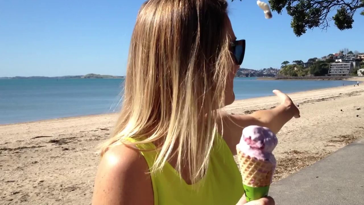 Elle reçoit de la fiente d'oiseau sur la tête en