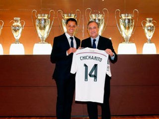 Chicharito chega ao Real Madrid e já veste a camisa