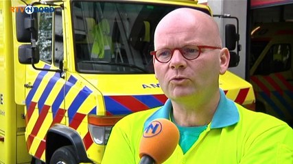 Ambulance spoedt zich door het verkeer - RTV Noord