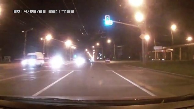 Kavşakta Polis Arabasına Çarpıyor