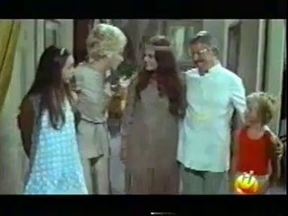 DANIELA GOGGI e LUCIANO SALCE in "Oh, dolci baci e languide carezze".