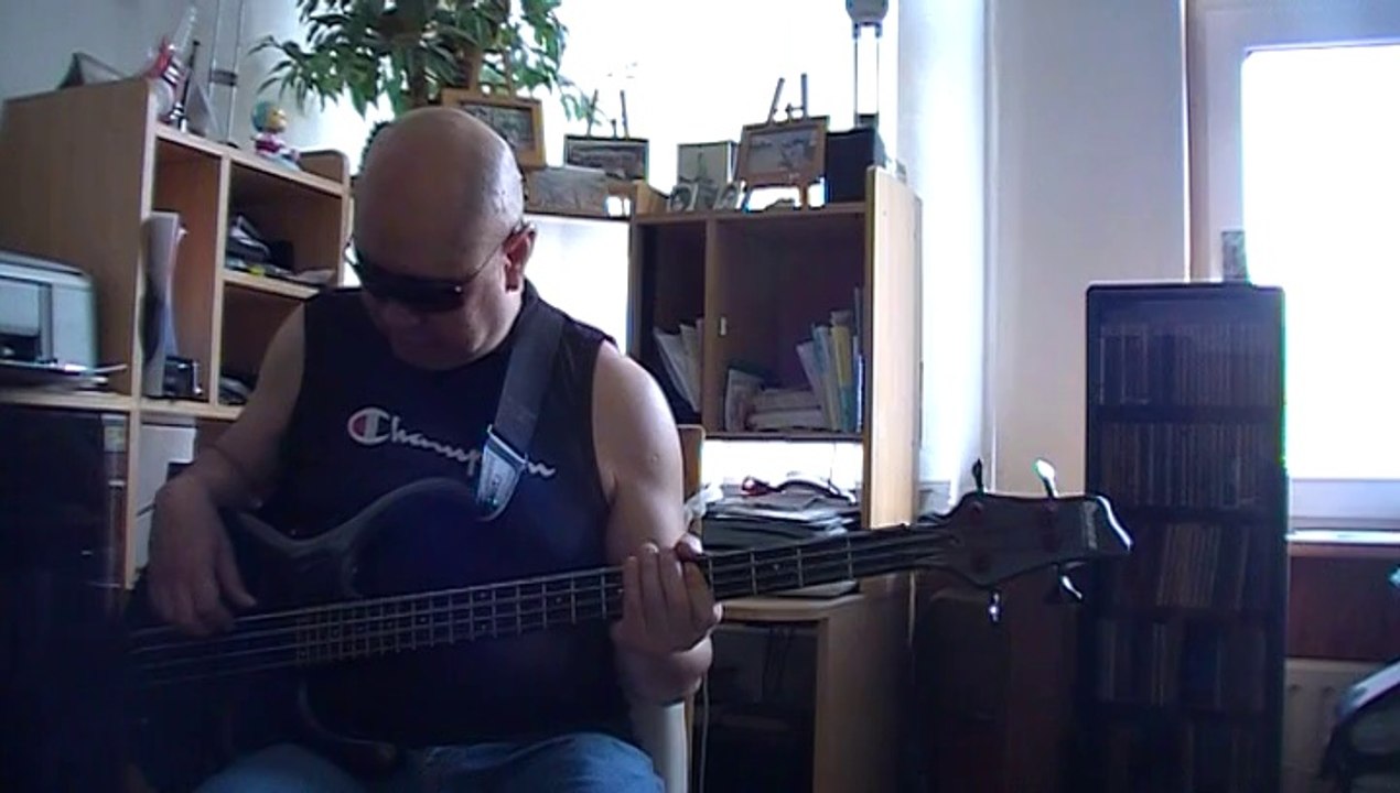 Here Iám to worship Christafari Basscover Bob Roha