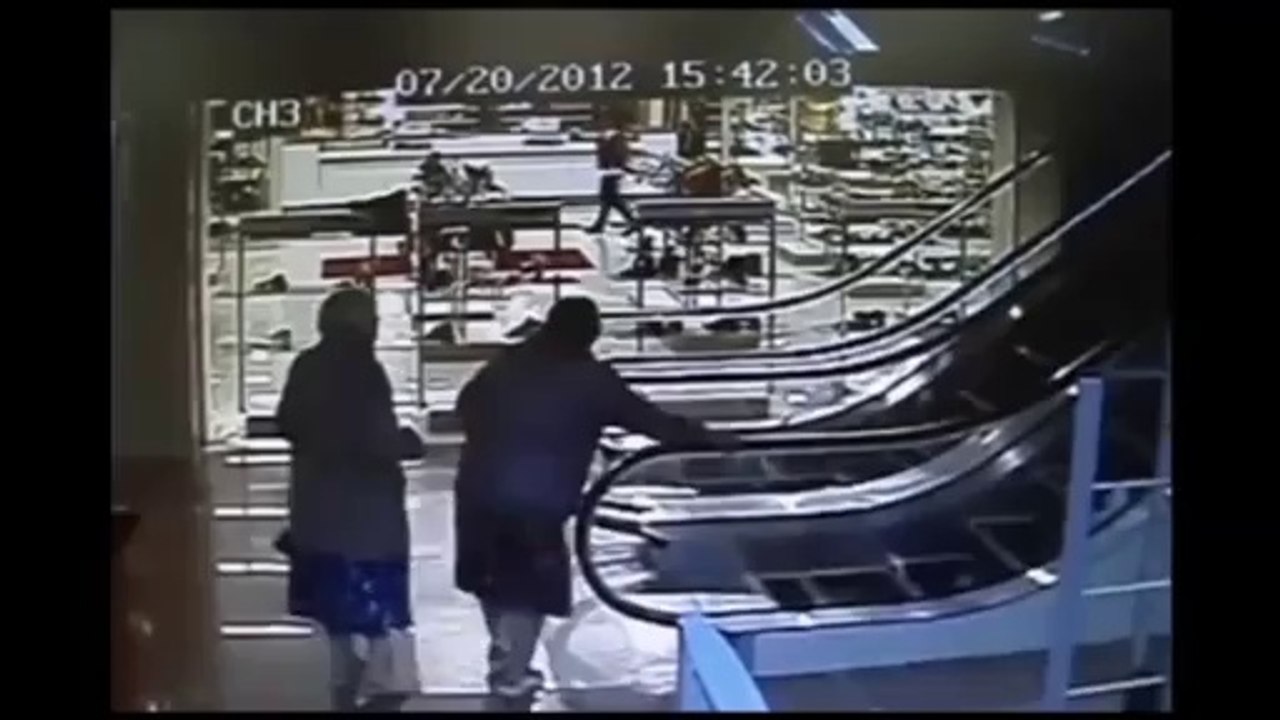 FAIL : Une Mamie prend un escalator !