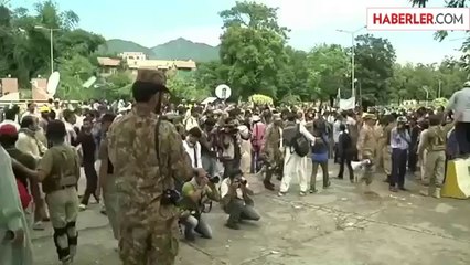Pakistan'da Polise Linç Girişimi