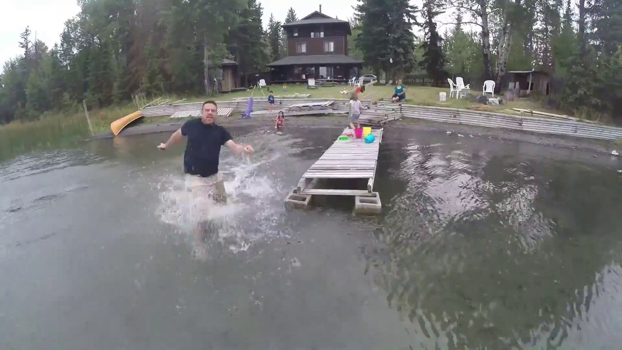Il attrape son Drone juste avant qu'il tombe à l'eau! Chanceux...