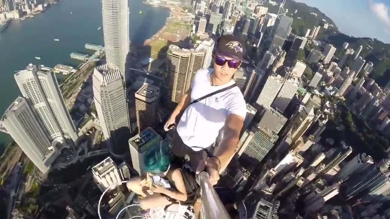 Selfie From Top Of Hong Kong Skyscraper Will Terrify You