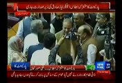Javed Hashmi Hugs & Greets PM Nawaz Sharif After Resigning From NA