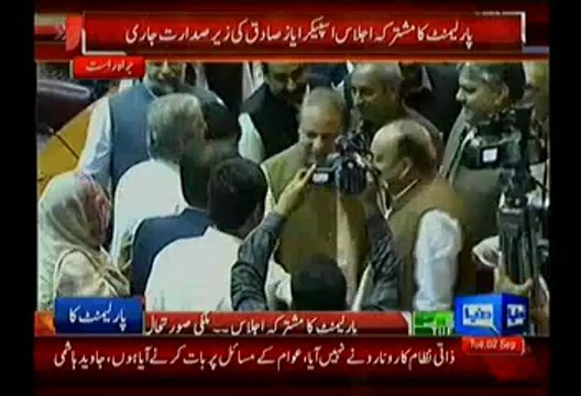 Javed Hashmi Hugs & Greets PM Nawaz Sharif After Resigning From NA