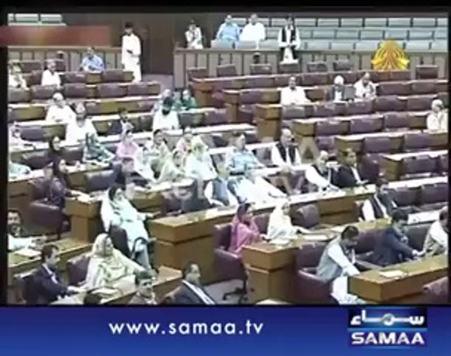 Prime Minister Nawaz Sharif Handing Over Chits To Chaudhry Nisar