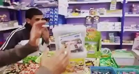 اطفال الجزائر يأكلون الخنزير في الحلويات دون انتباه من الاولياء -