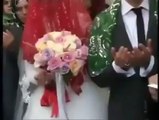 شاهِد  لحظة مؤثرة جِدا لخروج فتاة تركية من بيت اهلها في حفل زفافها