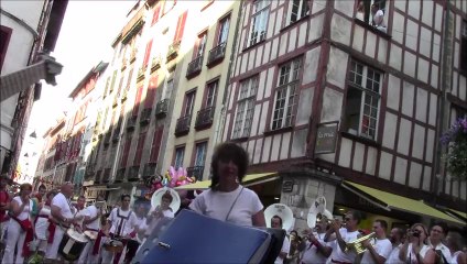 Chanson la vache jouée par une banda à Bayonne 2014 devant Filip la vachette