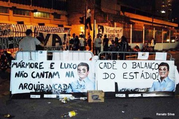 'Vizinho' flagra protesto de corintianos contra Andrés Sanchez