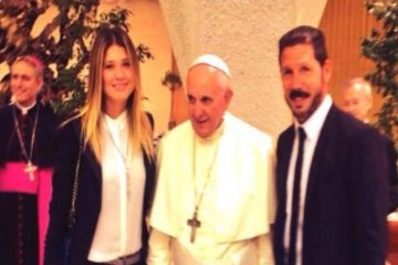 Cholo Simeone y Carla Pereyra con el Papa Francisco