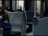 Comment calmer un p'tit con qui agresse les gens dans le métro !!