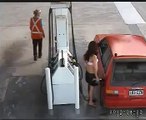 Benzin istasyonunda görevliye yakalandılar
