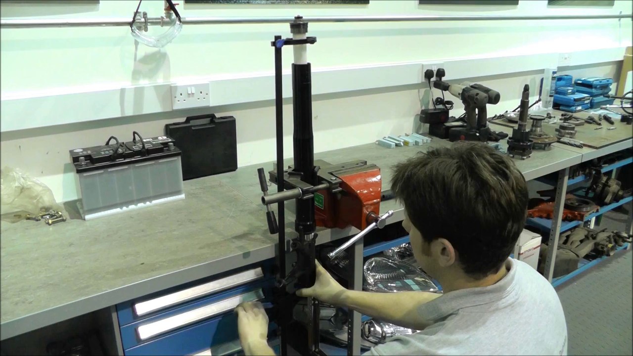 UO40385 - Compresseur de ressort interne de fourche moto - www.mecatechnic.com