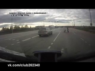 Une mère russe inconsciente traverse une autoroute avec une poussette