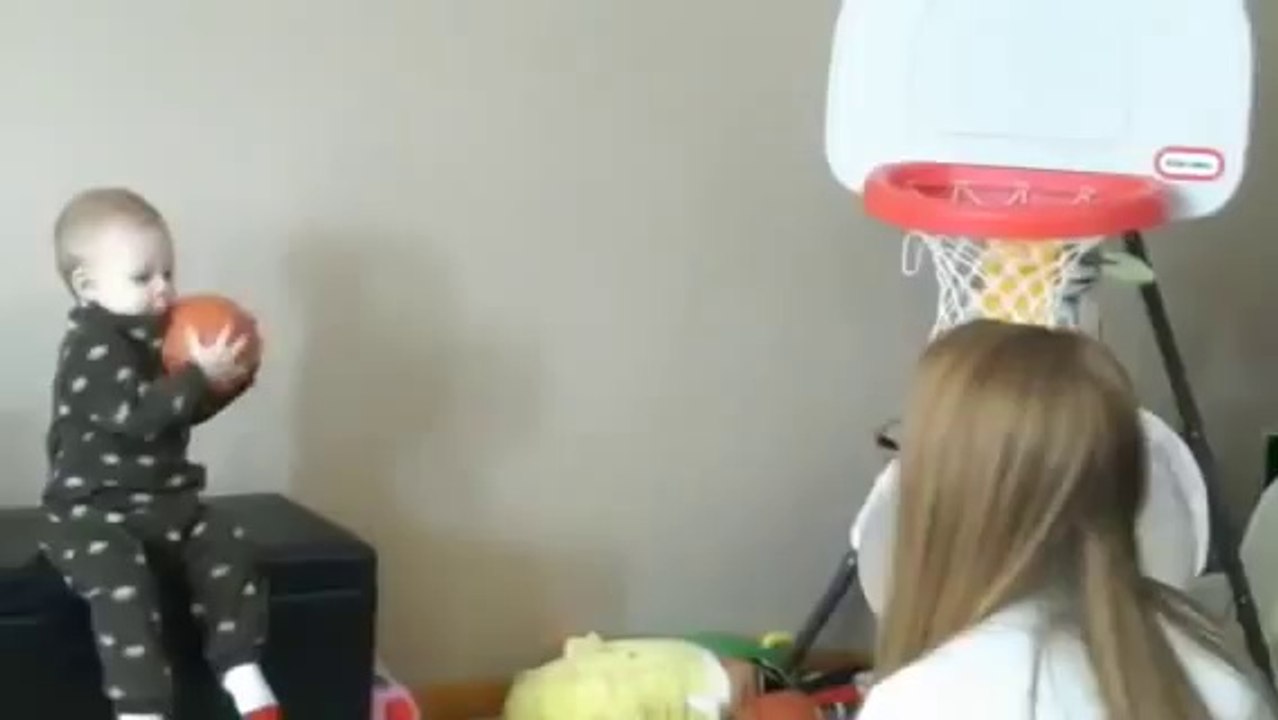 un bébé de 15 mois enchaîne les paniers