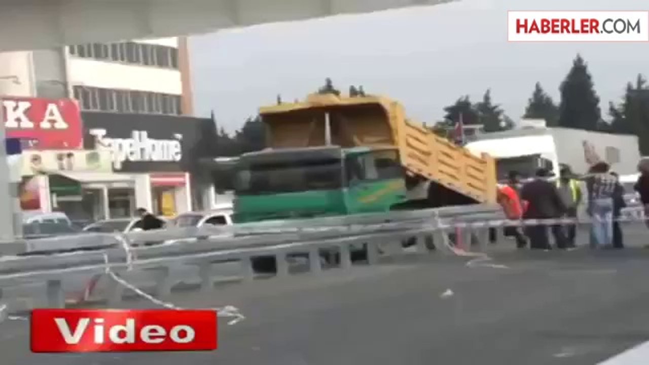 2 Yıl Önce de Aynı Üstgeçide Kamyon Çarpmıştı