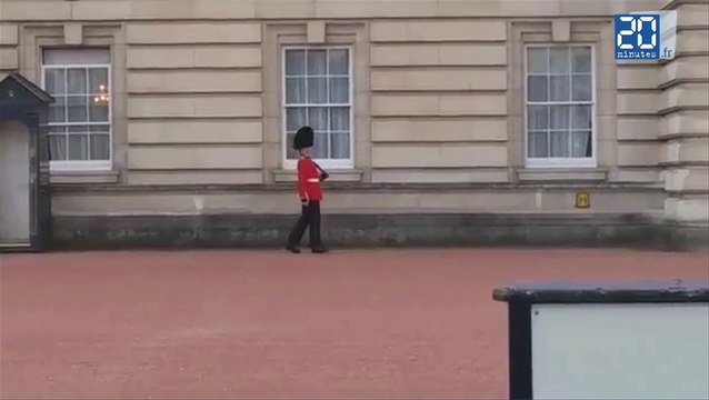 Un soldat de Buckingham s'amuse pendant son tour de garde