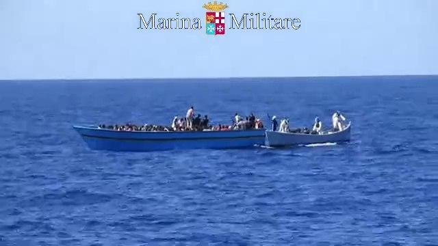 Sicilia - Migranti soccorsi dalla nave Euro della Marina militare -2- (01.09.14)
