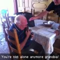 Un grand père reçoit un cadeau qui va le faire fondre en larmes