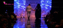 Sushmita Sen's Shocking WARDROBE MALFUNCTION | Lakme Fashion Show 2014